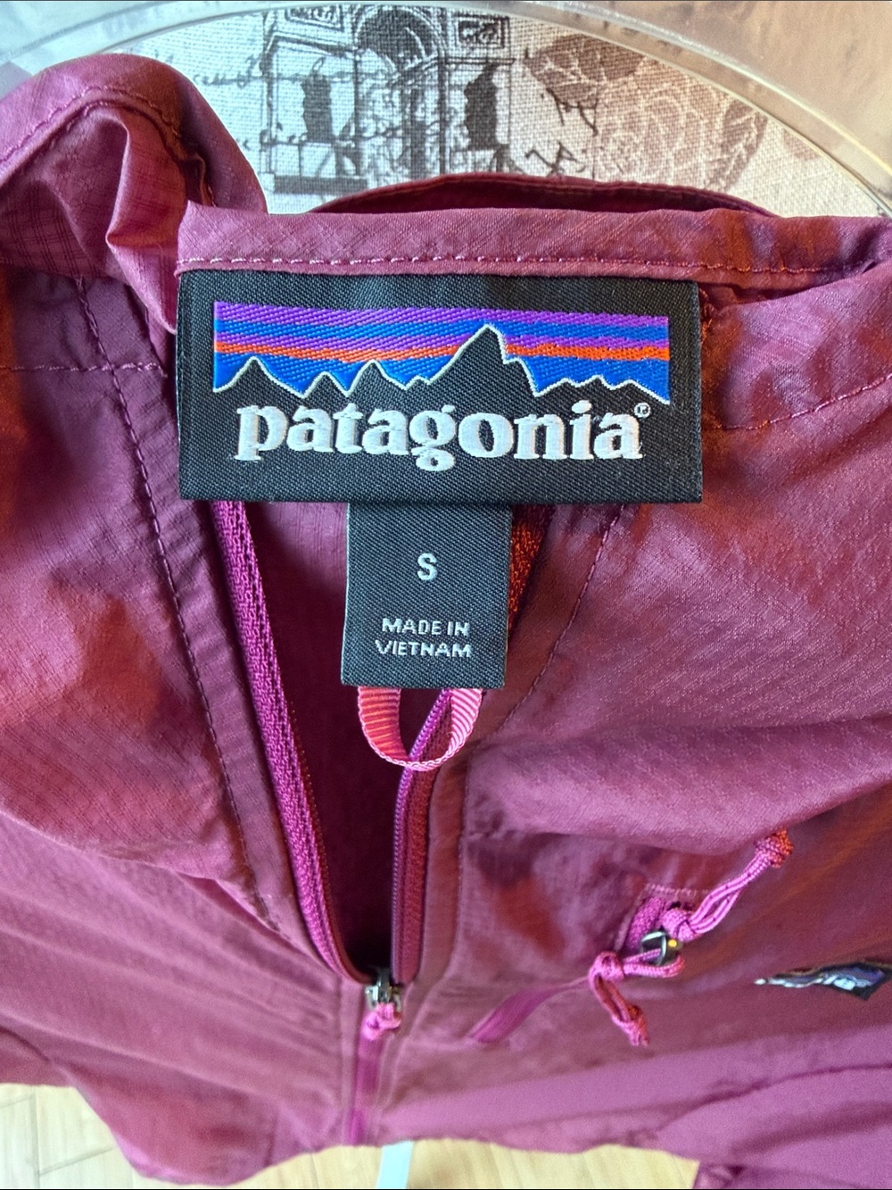 Patagonia Women's Houdini Hooded Lightweight Jacket - Berry Fig - Picture 7 of 8